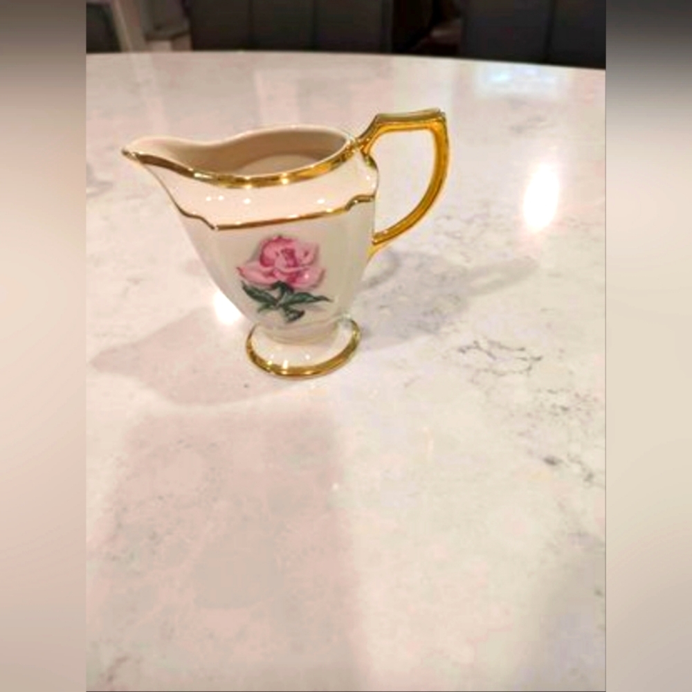 White 22 karrot gold saucer
